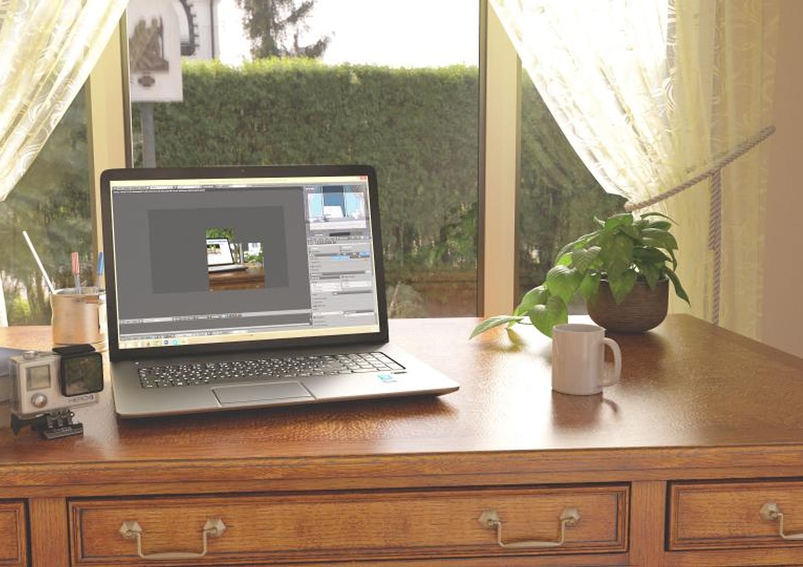 Laptop di meja kerja dekat jendela