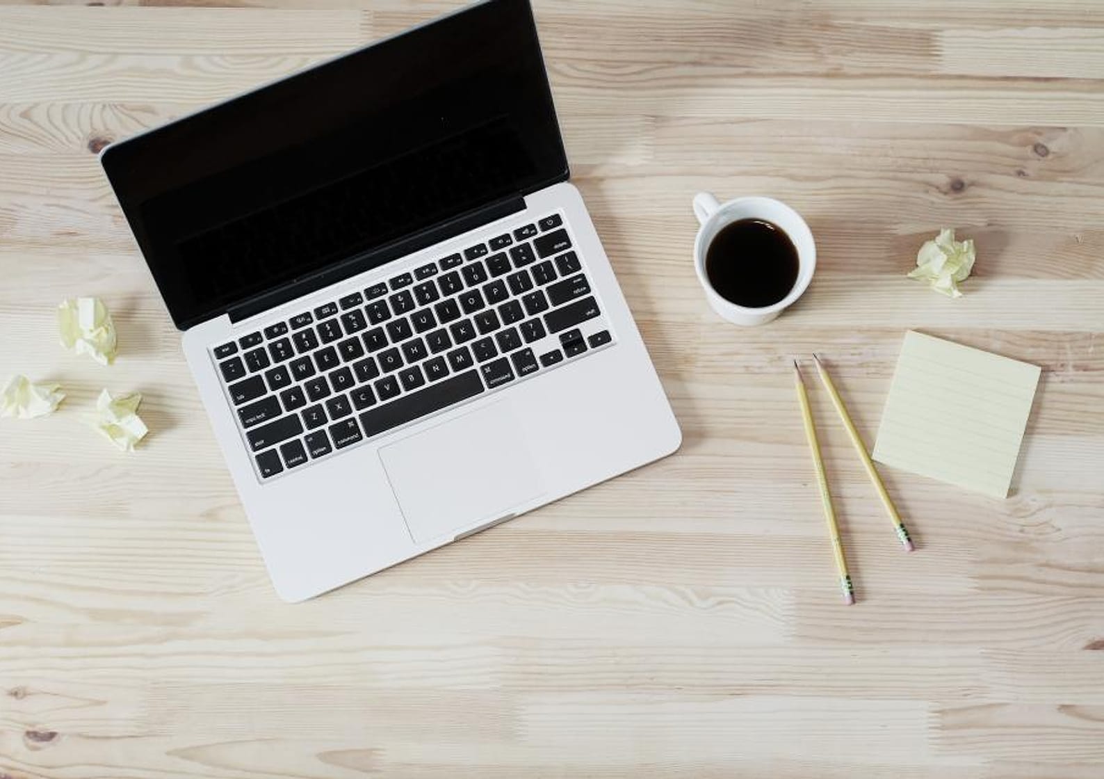 Laptop dan kopi di meja kayu