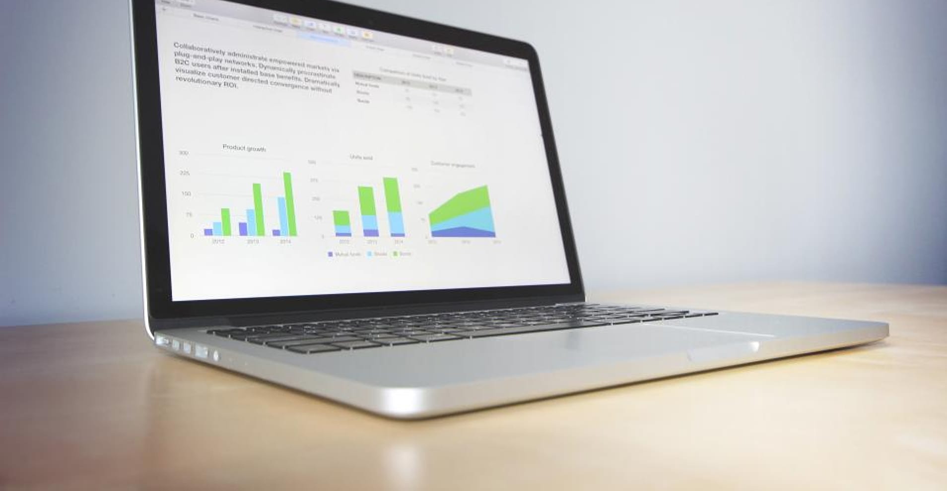 Laptop menampilkan grafik data pelanggan