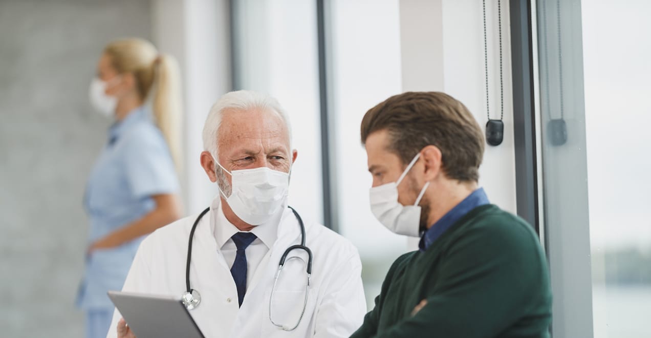 Dokter berbicara dengan pasien