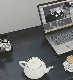 Laptop dan cangkir teh di meja kerja