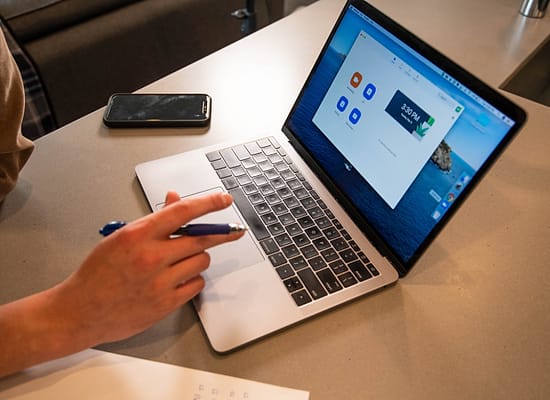 Desain aplikasi di laptop