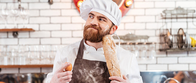 Baker memegang roti baguette