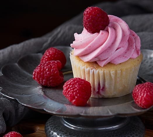 Cupcake krim stroberi dengan raspberry