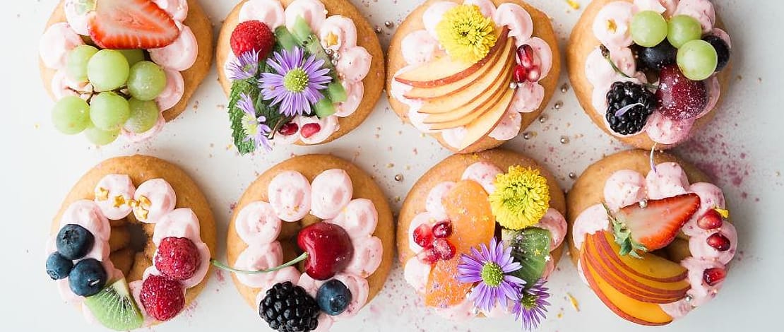 Aneka donat hias dengan buah