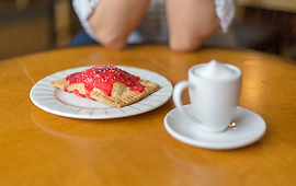 Pastry stroberi dan kopi