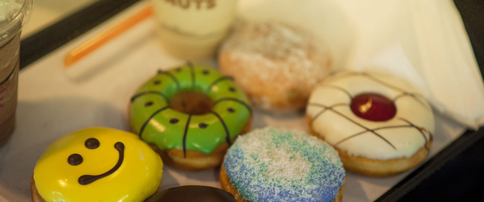 Aneka donat dalam kotak