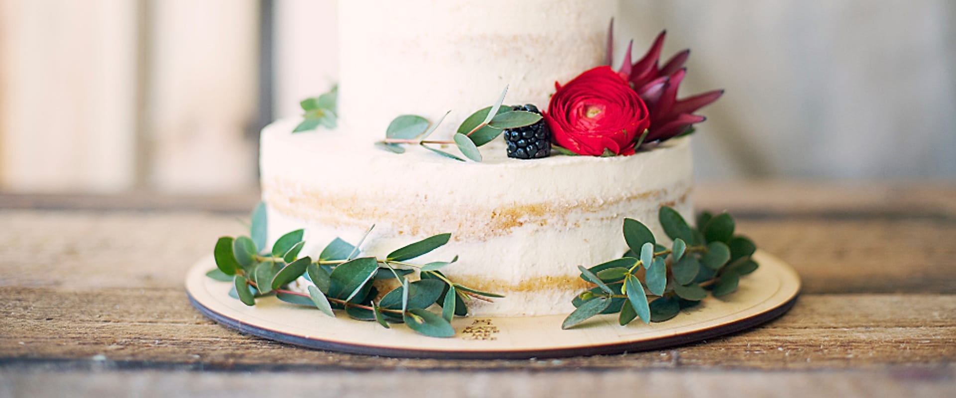 Kue pengantin dengan bunga