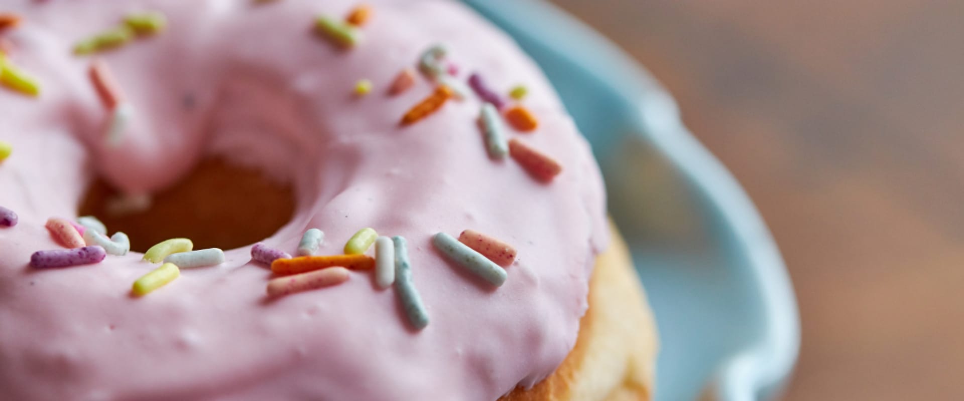 Donat glasir merah muda