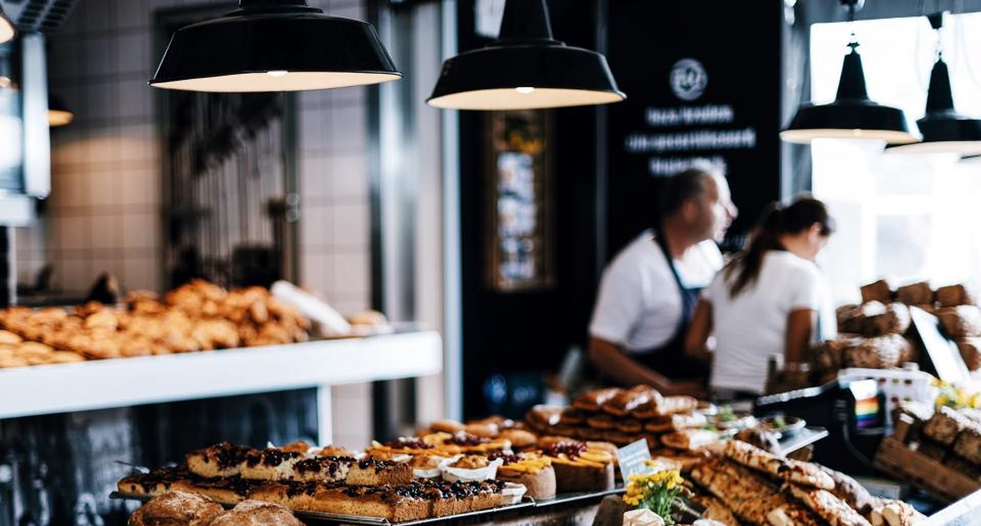 Etalase roti dan pastry di toko kue