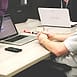 Tim bekerja dengan laptop