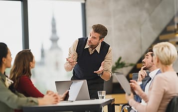 Presentasi di ruang rapat