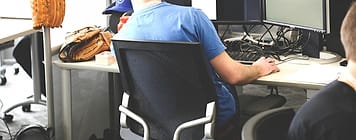 Pengembang bekerja di depan monitor
