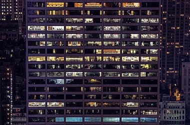 Gedung perkantoran di malam hari