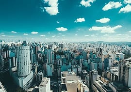 Panorama kota dan gedung perkantoran