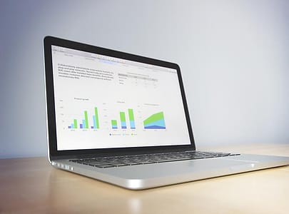 Grafik laporan di laptop
