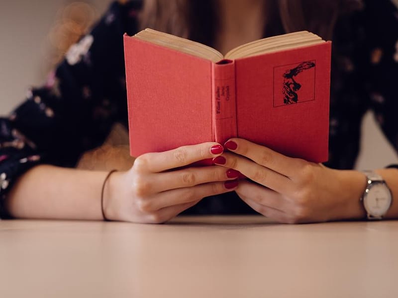 Mahasiswi membaca buku