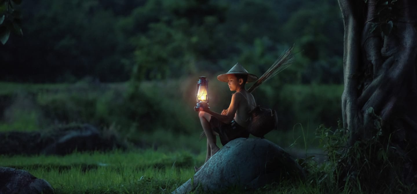 Warga desa berjalan pulang dari sawah saat senja