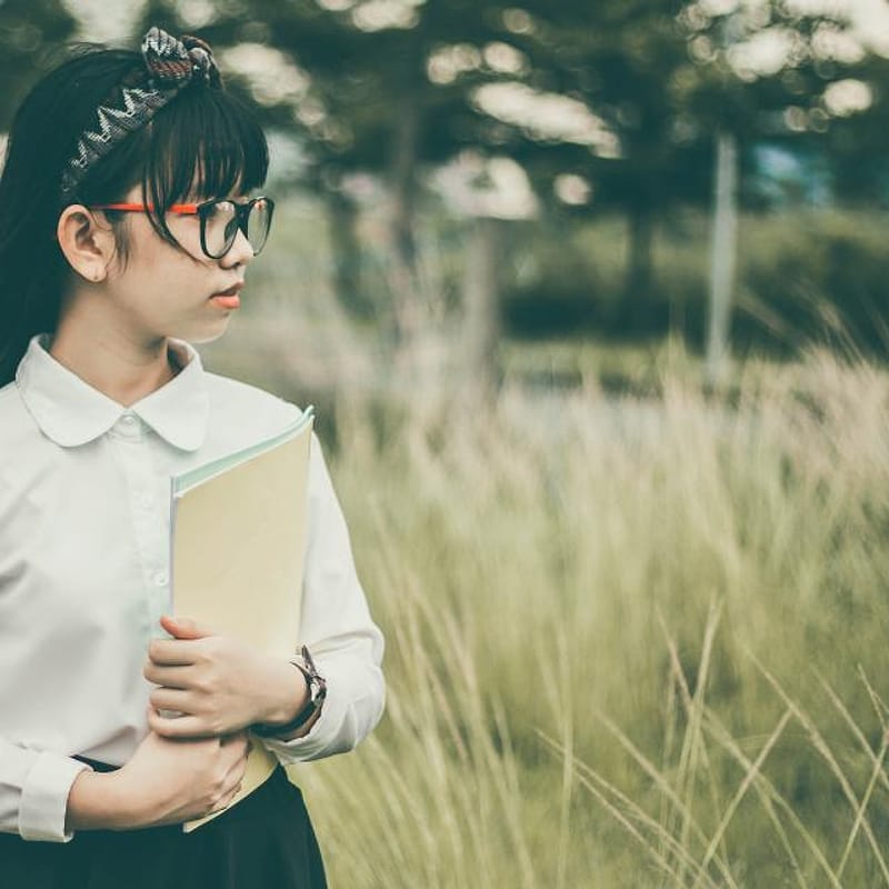 Siswi membawa buku