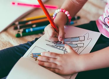 Anak mewarnai gambar dengan pensil warna