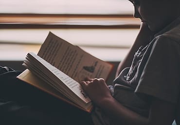 Seorang pelajar membaca buku