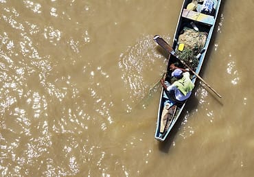Perahu kecil di sungai yang meluap