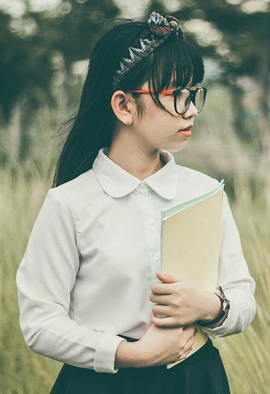 Pelajar perempuan memegang buku