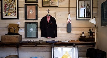 Blazer yang digantung di dinding toko