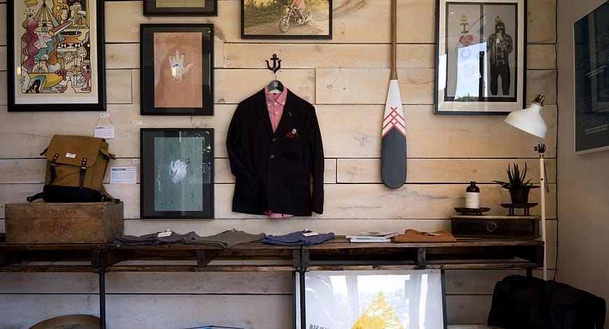 Blazer yang digantung di dinding toko