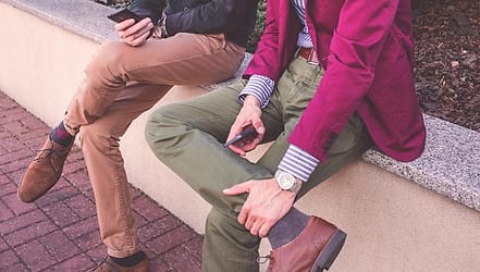 Dua pria memakai blazer dan celana chino