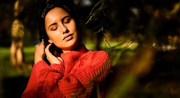 Wanita memakai sweter rajut merah