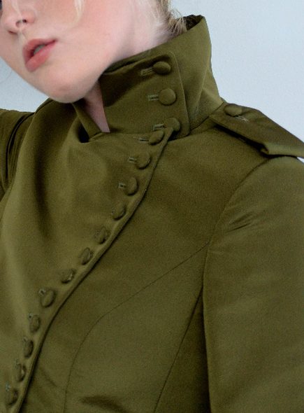 Jaket Hijau Zaitun — detail kerah dan kancing