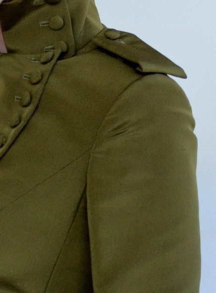 Jaket Hijau Zaitun — detail bahu