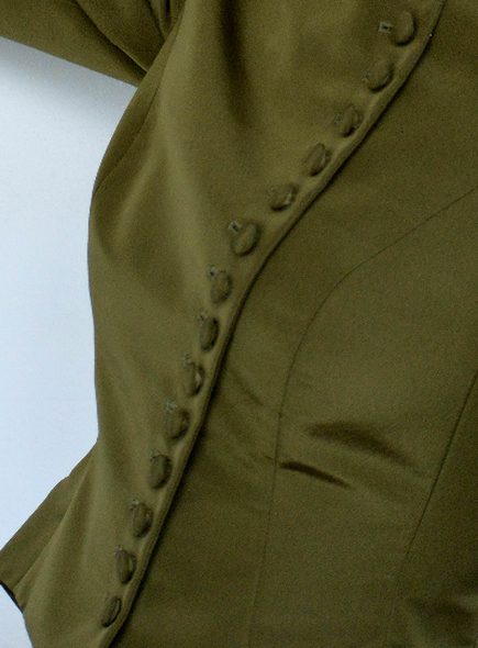 Jaket Hijau Zaitun — detail kancing depan