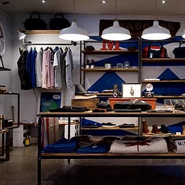 Etalase butik di malam hari