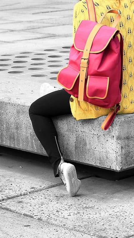 Model dengan tas ransel pink