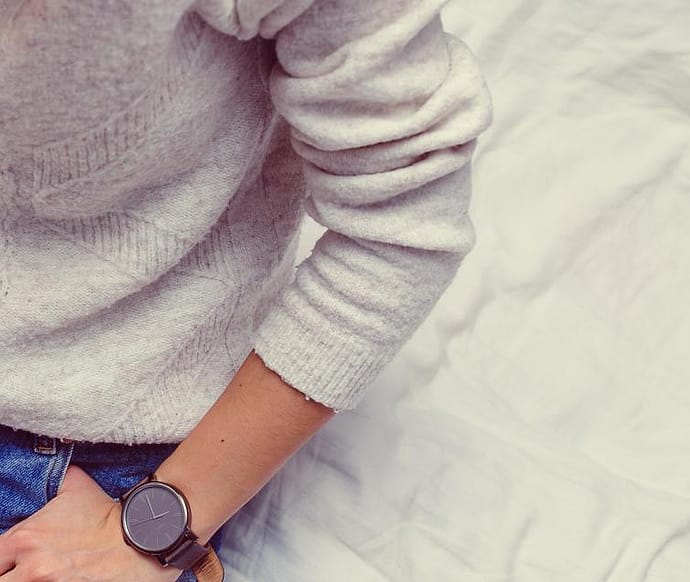 Sweater Rajut Krem dipakai dengan jam tangan