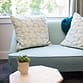 Sofa mint dengan bantal motif
