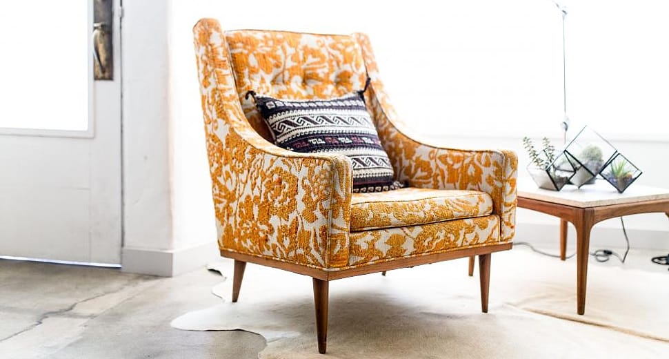 Kursi berlengan motif bunga oranye