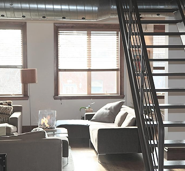 Sofa abu-abu modern di ruang tamu loteng