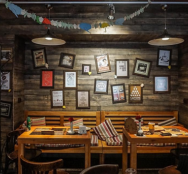 Meja makan kayu rustic dengan bangku