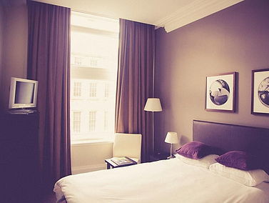 Kamar tidur dengan tirai ungu