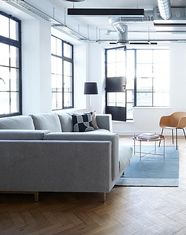 Sofa sudut abu-abu di ruang tamu loft