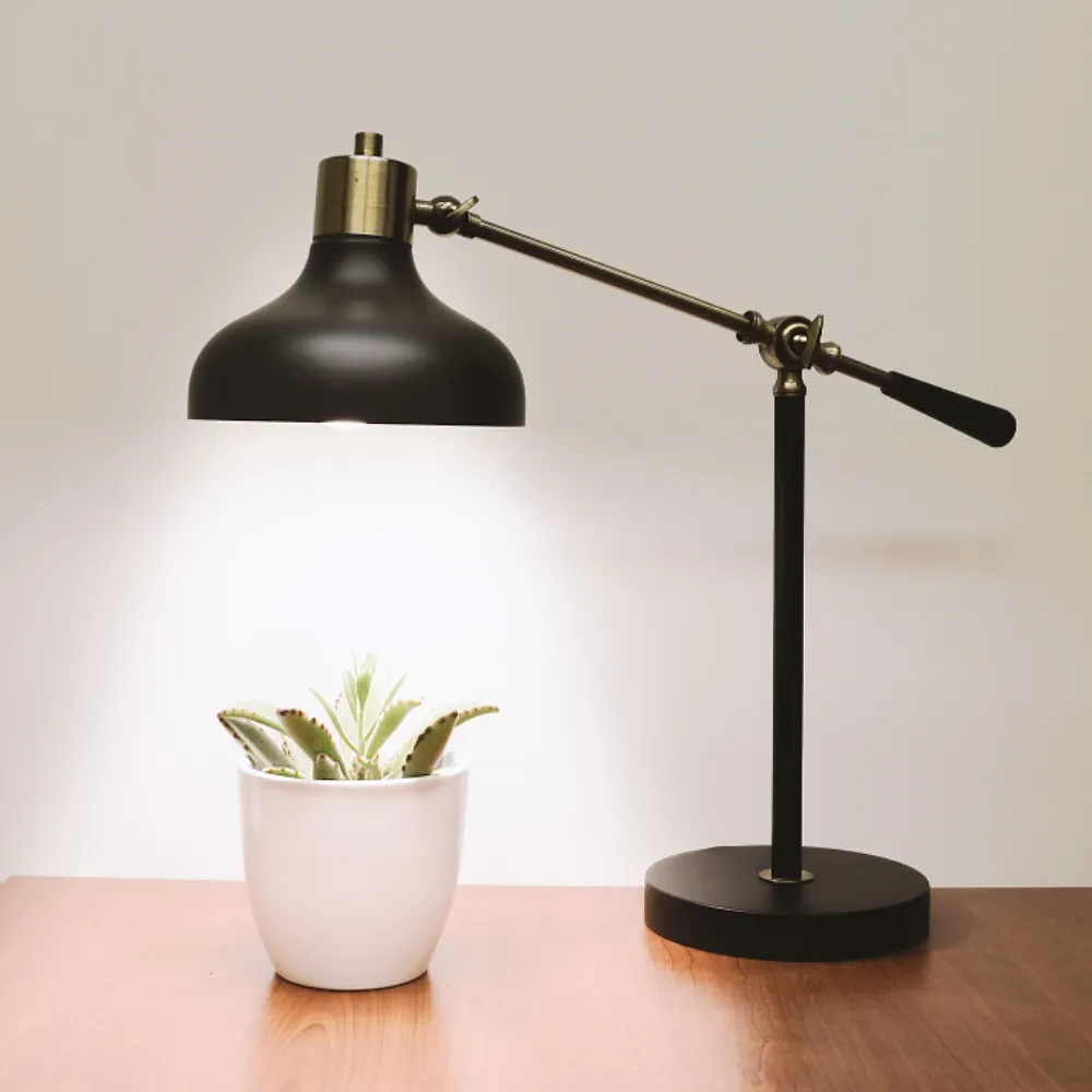 Lampu meja hitam di atas meja kayu