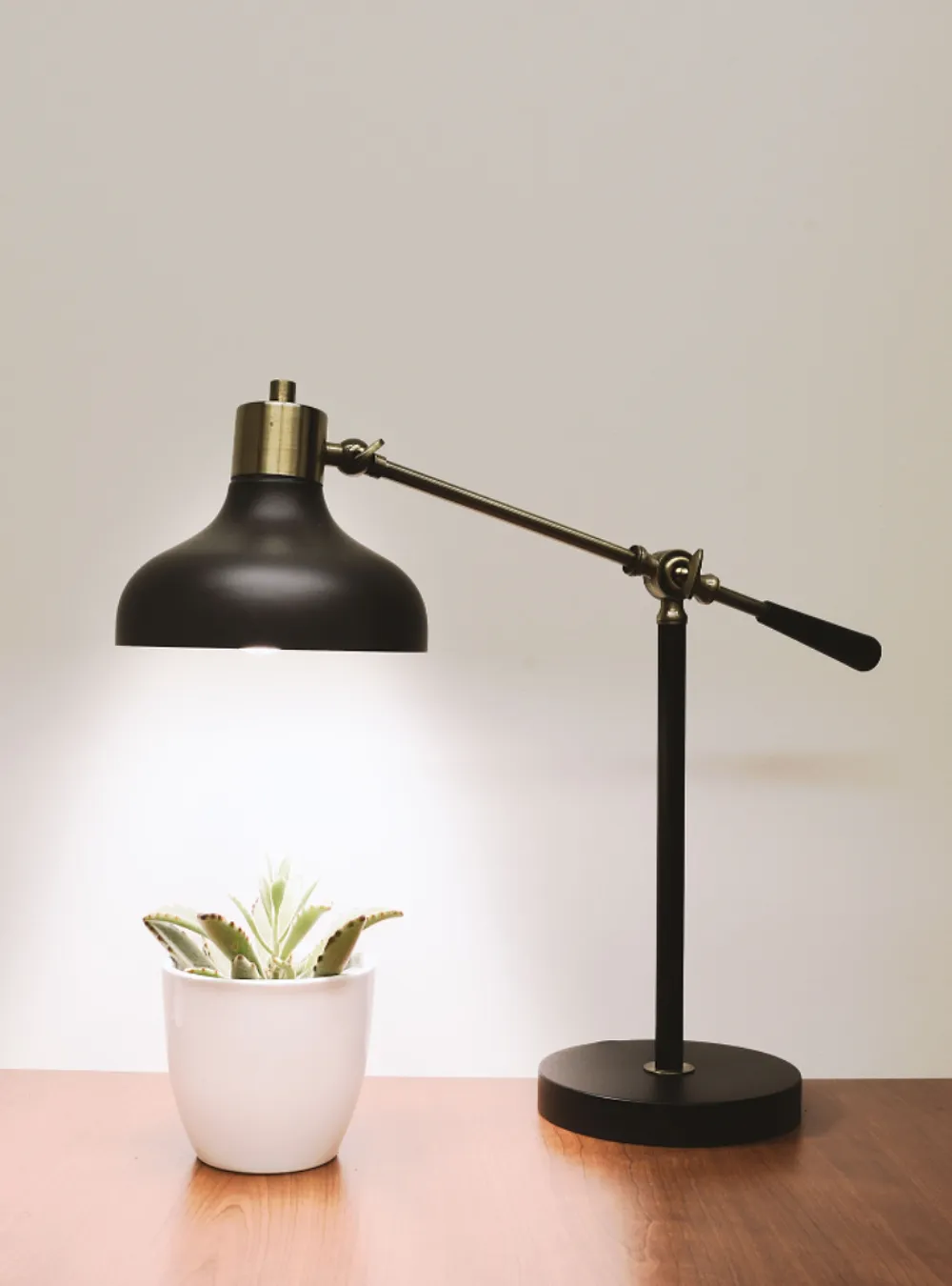 Lampu meja hitam di atas meja kayu