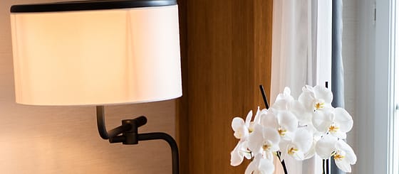 Sudut kamar dengan lampu dan anggrek
