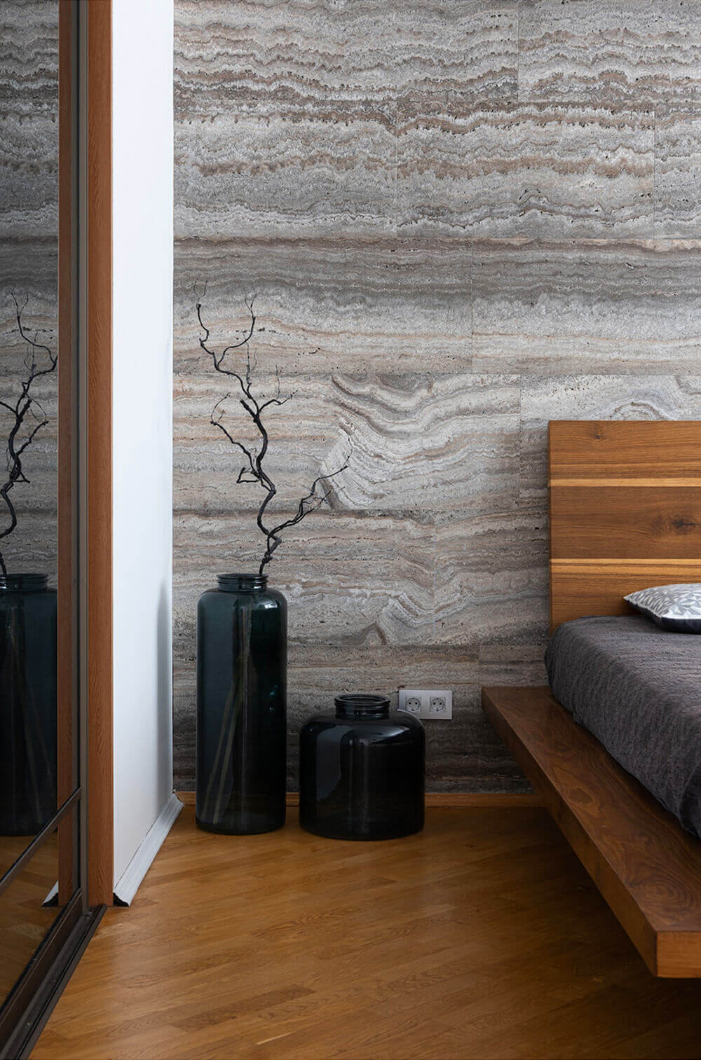 Kamar dengan dinding batu alam
