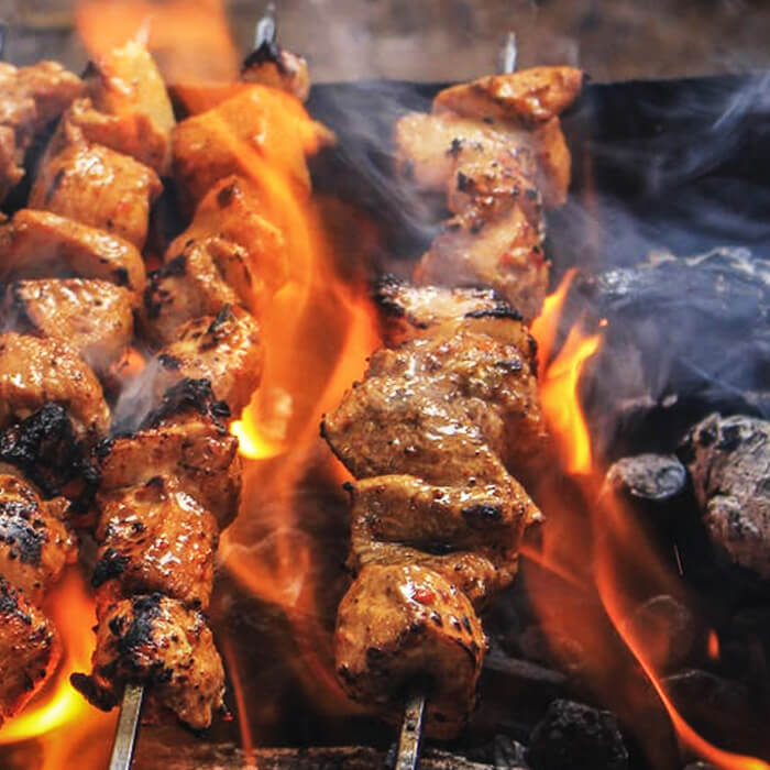 Sate daging di atas panggangan