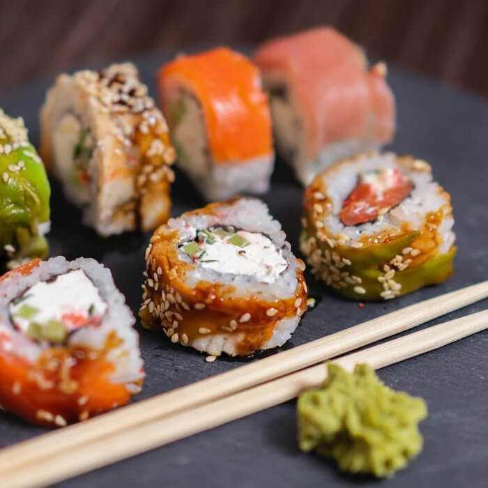 Sushi dengan sumpit