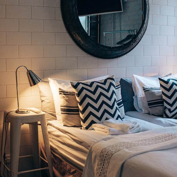 Kamar hotel dengan bantal motif